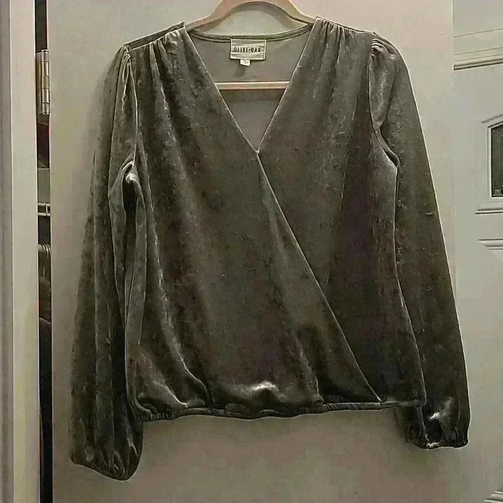 Olive + Oak Grey/Silver velvet like material women's shirt. Size Small.